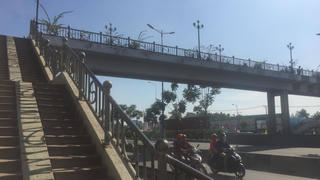 Nữ sinh tử vong bất thường trên cầu bộ hành ở cửa ngõ Sài Gòn