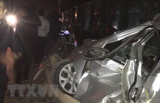 Taxi kẹt vào đường ray khi tàu chở hàng đang tới, lái xe tử vong
