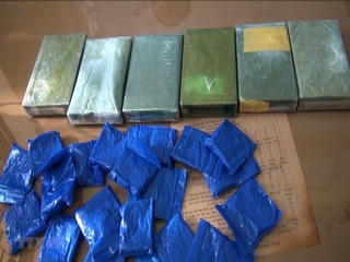Bắt đối tượng mua bán 4 bánh heroin, 6.000 viên ma túy tổng hợp