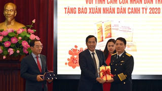 Báo Nhân Dân trao tặng sách quý và báo Tết Canh Tý 2020 tới cán bộ, chiến sĩ biên giới, hải đảo