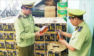 Bia, pháo lậu vẫn len vào thị trường nội địa