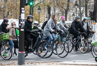 “Cú hích” đưa xe đạp “lên ngôi” ở Paris