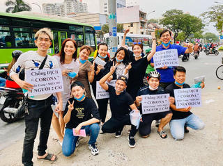 Hàng triệu khẩu trang được phát miễn phí: Tình người luôn ở quanh ta