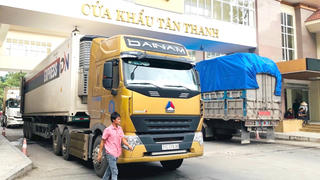 Trung Quốc lùi thời gian mở cửa khẩu: Doanh nghiệp nên xuất hàng theo đường chính ngạnh