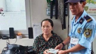 Bảo vệ bệnh viện trả lại 100 triệu người thăm bệnh đánh rơi