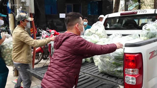 Phát thực phẩm miễn phí cho dân phố Trúc Bạch