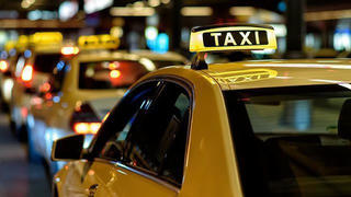 Giá xăng giảm sâu, doanh nghiệp taxi vẫn lao đao