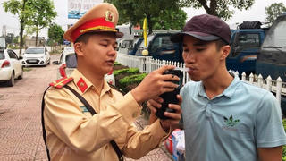 Cảnh sát có quyền từ chối làm việc với người say rượu, bia