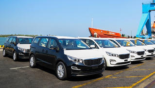 THACO xuất khẩu 40 xe du lịch Kia Grand Carnival sang Thái Lan