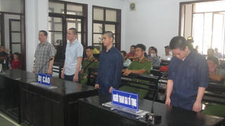 Cuộc vây bắt đối tượng cùng lúc ôm 4 khẩu súng