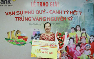 Trao giải thưởng 1 ký vàng cho khách hàng HDBank