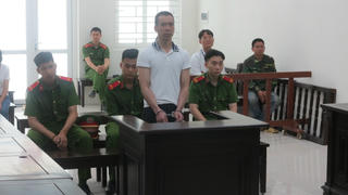 Lời cầu xin của bé gái 12 tuổi cho người cha tội lỗi