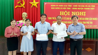 Trao tặng gần 2000 thẻ BHYT cho các hộ cận nghèo Phú Thọ