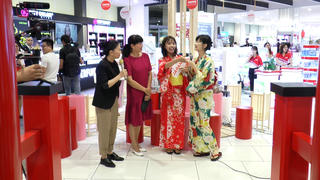 Nhộn nhịp mua sắm tại tuần lễ Japana