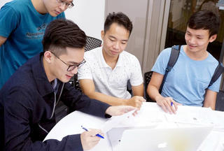 Những chàng trai bảo vệ luận án nơi xứ người mùa Covid