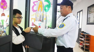 Những người bảo vệ trường học