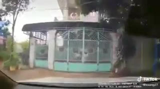 Khoảnh khắc kinh hoàng: Con dâu đạp nhầm chân ga, lao ô tô tông thẳng vào bố chồng đang đứng mở cổng