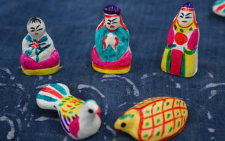 Người giữ hồn phỗng đất