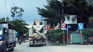 Quận 9, TP HCM: Xe quá tải, xe san lấp hoành hành băm nát các tuyến đường cấm