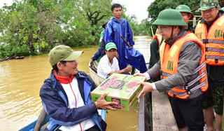 Miền Trung gồng mình chống lũ