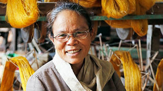 Người Việt Nam tiên phong dệt lụa thành công từ những cuống sen bỏ đi