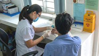  Vì sao Chính phủ đề xuất bãi bỏ Quỹ hỗ trợ, điều trị, chăm sóc người nhiễm HIV?