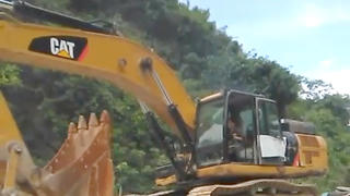 Vụ kiện thuê máy xúc tại Hòa Bình