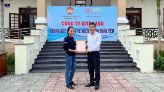 KITA Land trao 500 phần quà đến đồng bào miền Trung vùng lũ