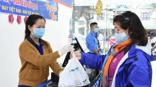 Tết đến sớm với công nhân dệt may