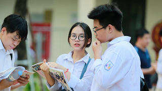Tuyển sinh lớp 10 ở Hà Nội: Phụ huynh bối rối chọn trường