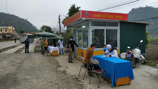 Căng mình chặn dịch ở Sơn La