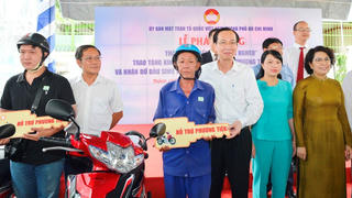 Trao phương tiện sinh kế cho người nghèo TP HCM
