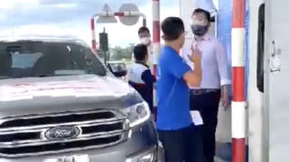 Trạm thu phí cao tốc Quảng Ngãi: Thu phí của đoàn xe chở hàng cứu trợ có hợp lý?