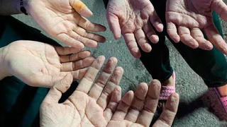 Chuyện kể từ đôi bàn tay