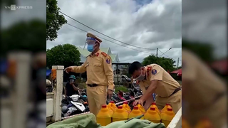 Tình người ở chốt kiểm soát