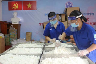 Chàng trai 8X và những suất cơm ấm lòng mùa dịch