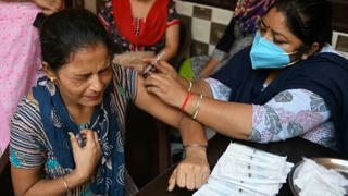 Chậm tiêm vaccine ngừa COVID-19, kinh tế toàn cầu mất 2,3 nghìn tỷ USD