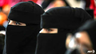 Taliban yêu cầu nữ sinh đeo khăn che mặt