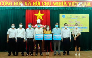 Tặng thẻ Bảo hiểm y tế cho các hộ cận nghèo ở Phú Yên