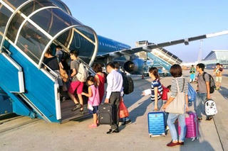 Áp giá sàn vé máy bay tước đi cơ hội bay giá rẻ của người thu nhập thấp?