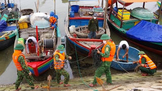 Bộ đội Biên phòng hối hả giúp dân ứng phó bão số 7