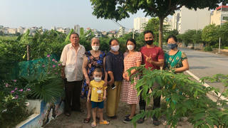 Người phụ nữ dọn “núi” rác, làm đường hoa