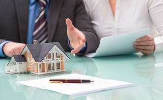 Áp dụng án lệ về hợp đồng chuyển nhượng đất chỉ có vợ hoặc chồng ký tên