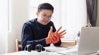 Phần lớn dân văn phòng sống chung với bệnh khớp