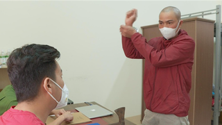 Ma men dùng búa tấn công chốt kiểm dịch