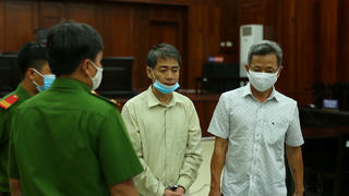 Cựu Bí thư Bến Cát bị tù vì... trả tiền mặt khi mua đất: “Tôi bị oan, khẩn cầu cơ quan Trung ương vào cuộc”