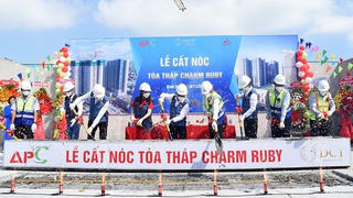 DCT Partners tổ chức lễ cất nóc tòa tháp Charm Ruby thuộc khu phức hợp Charm City Bình Dương