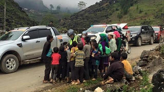 Những đứa trẻ “bán nụ cười lấy kẹo” ven đường núi