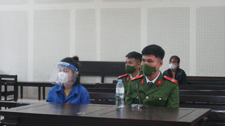 Con thơ bơ vơ chốn pháp đình khi cả bố lẫn mẹ đều vào tù
