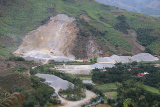 Sống bất an bên mỏ đá Mường Bú